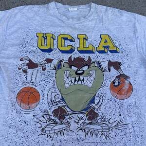 Vintage 1993 Warner Bros UCLA Bruins Taz Basketball AOP T-Shirt One Size NCAA